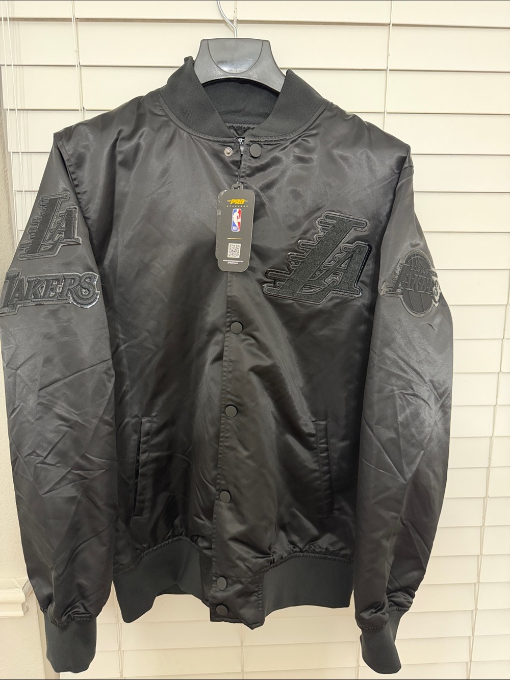 Los Angeles Lakers Men’s  Pro Standard Triple Black Satin Jacket Size XL NWT
